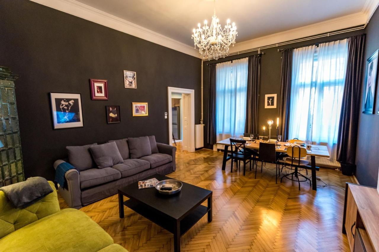 R38 - Artists Luxury Home — Photos 3